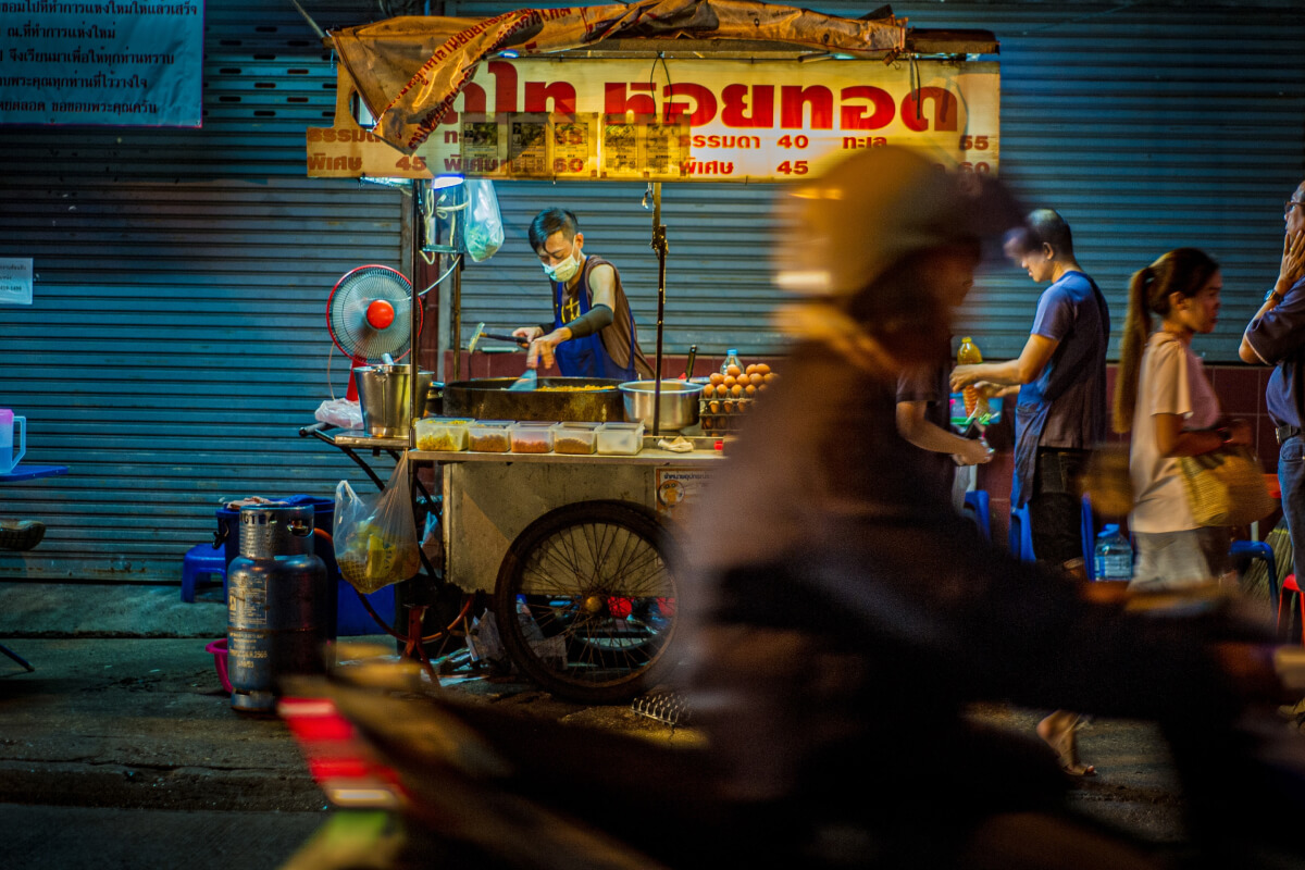 Man die buiten streetfood serveerd in Azie