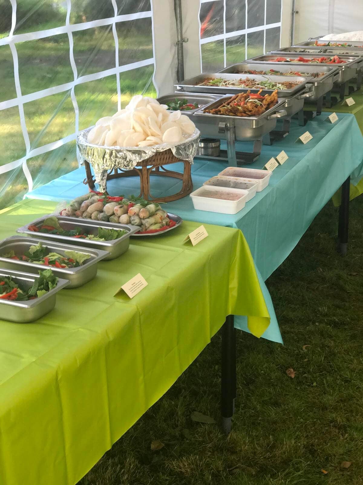 Cateringbuffet van My Asia in een feesttent met chafing dishes, kroepoek en verse loempia’s