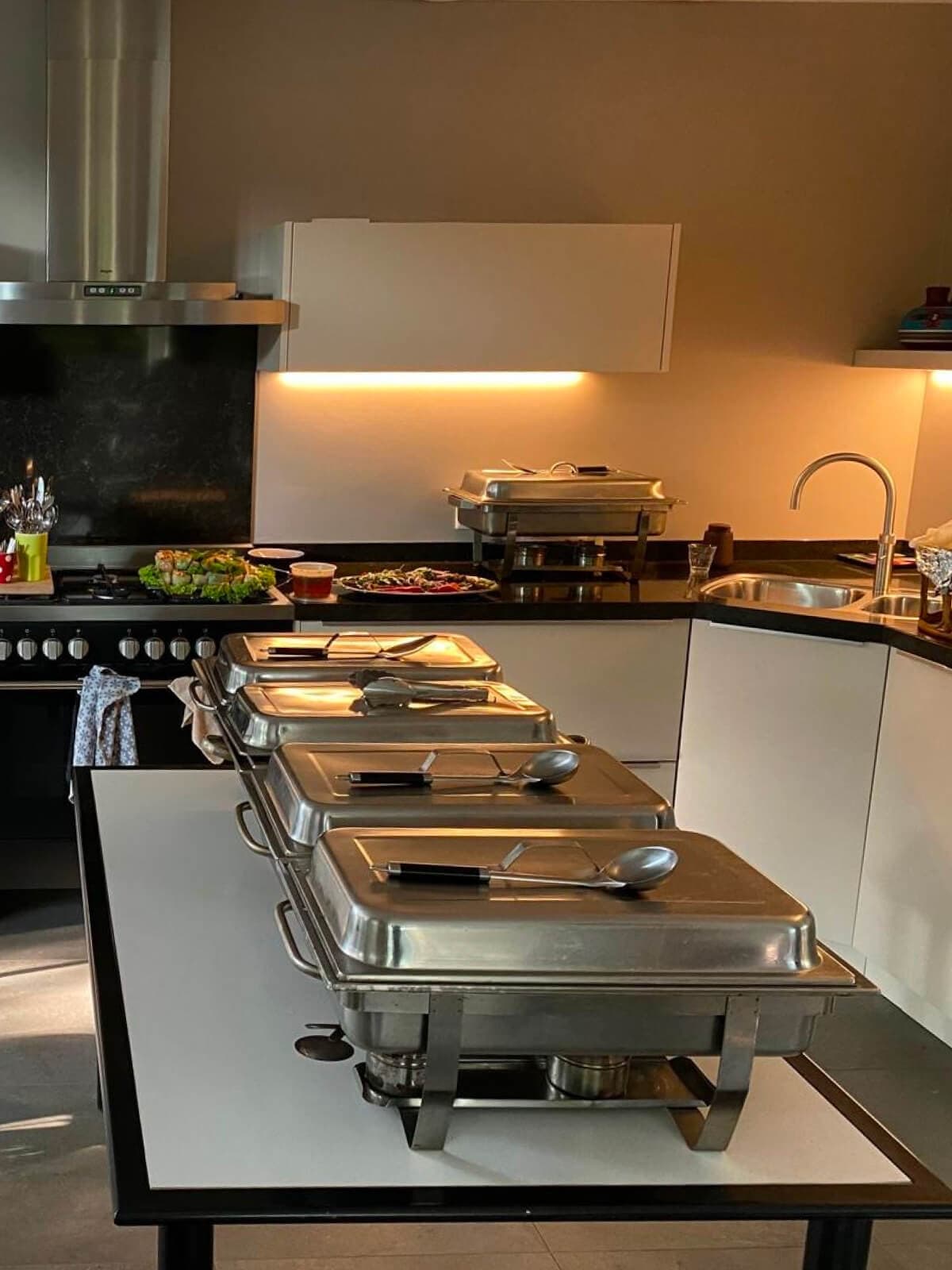 Chafing dishes van My Asia klaargezet voor een catering bij particulieren thuis