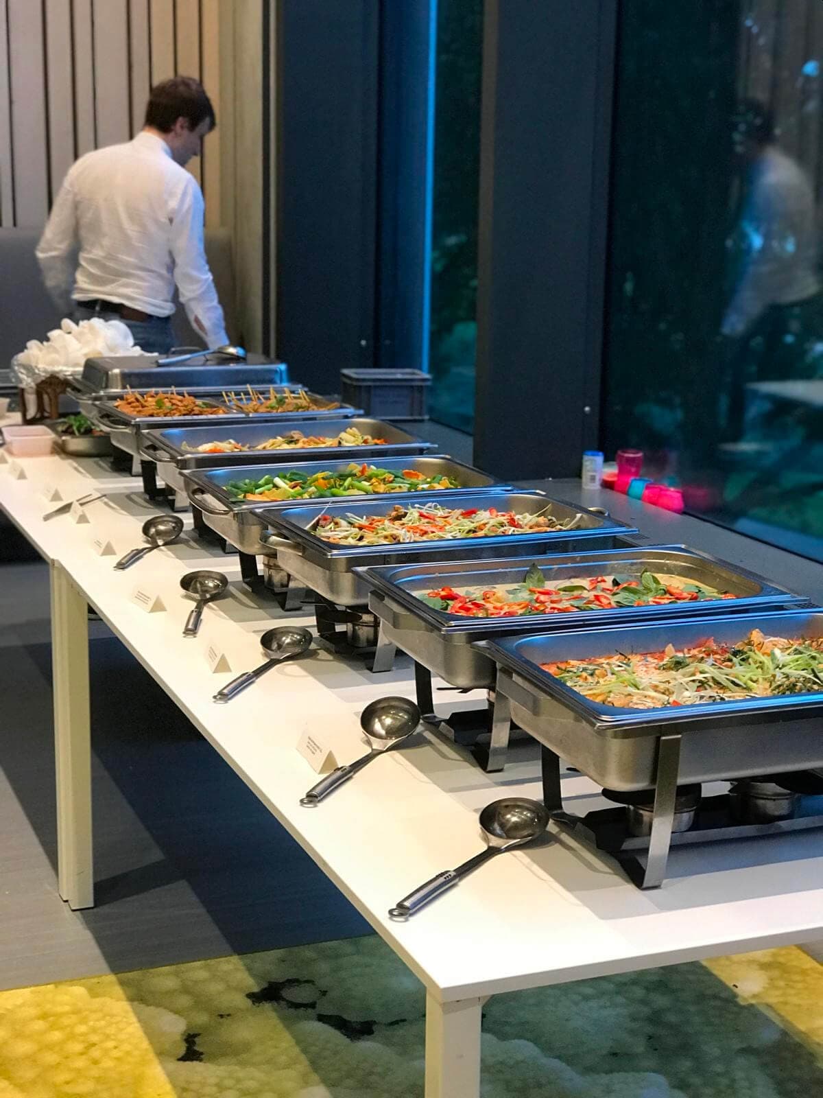 Lange buffettafel met Thaise gerechten van My Asia tijdens een bedrijfscatering