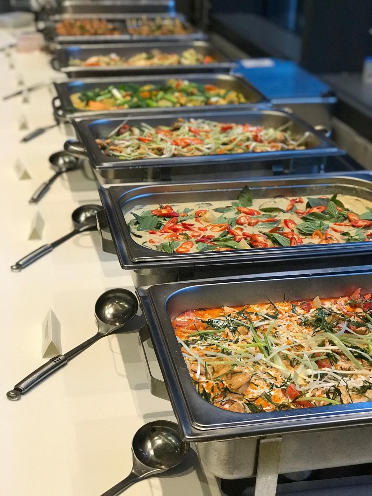 Thaise curry’s en wokgerechten in chafing dishes op een cateringbuffet van My Asia