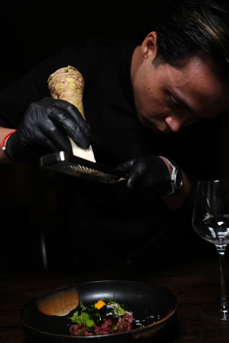 Chef-kok van My Asia bereidt een Thais gerecht