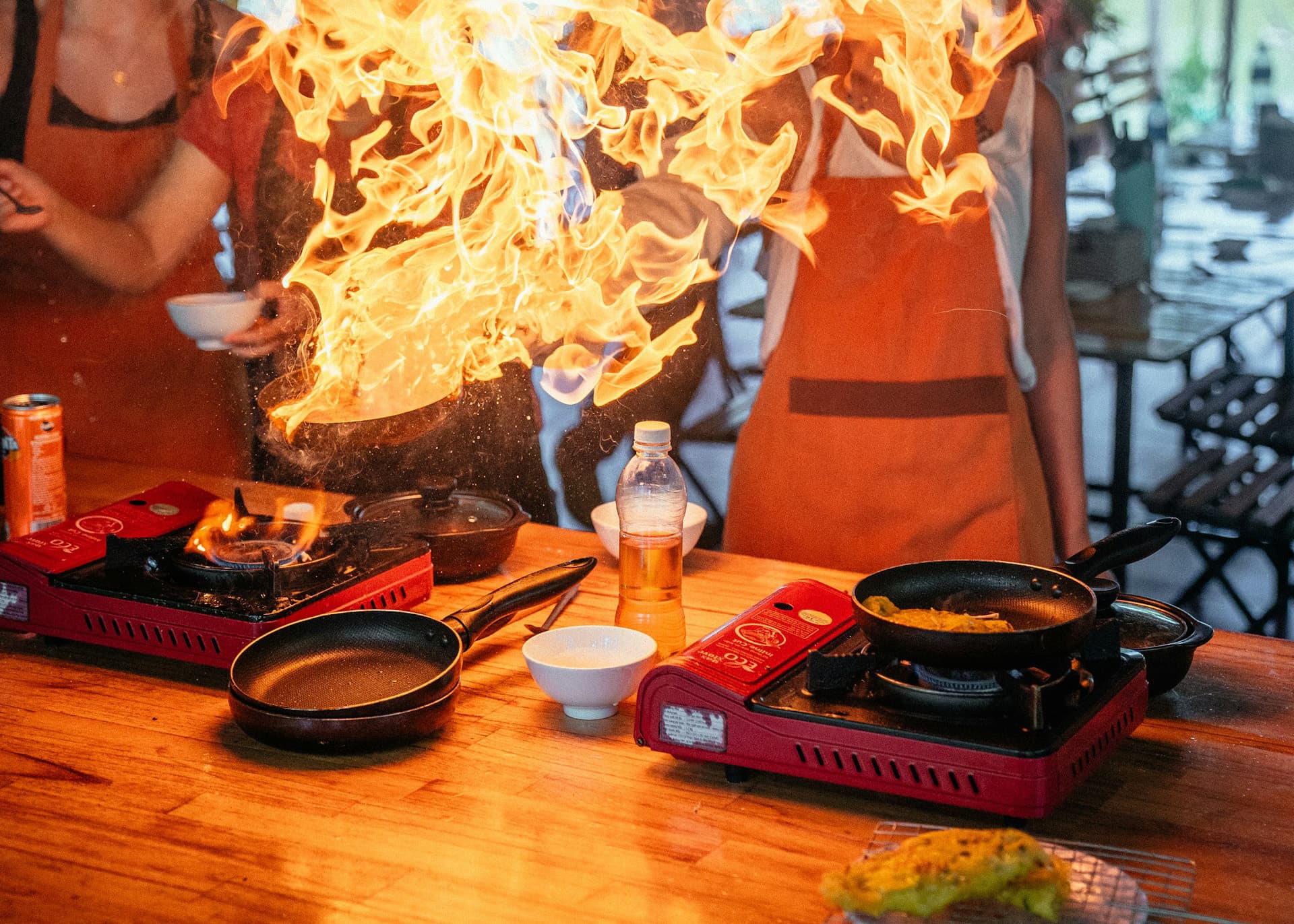Wok met open vuur in de keuken van My Asia